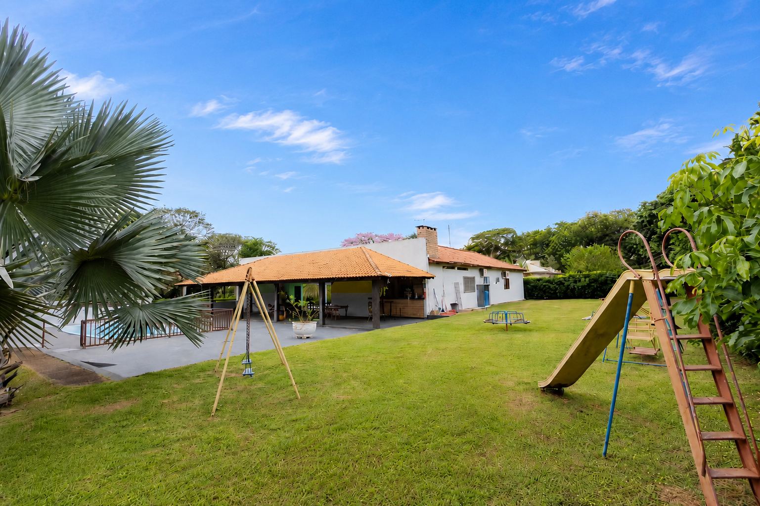 Jardim e área externa do residencial